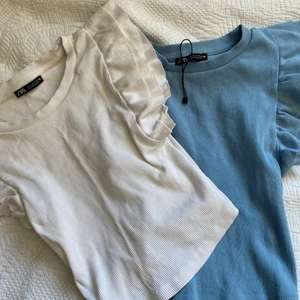 Zara tröjor med volang  - Jag säljer även dessa en och en men om man vill köpa båda för ett lägre pris så finns det här, dessa tröjor är fläckfria och har ingen slags skada. Är bara andvända 2-3 gånger Max💗kom privat för fler bilder💗💗