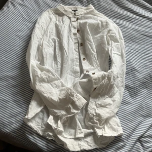  Oversized linneskjorta - Vit, oversized, linneskjorta🤍 Jättesöt till stranden i sommar!