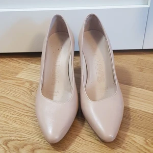 Beige pumps nyskick - Köpta från zalando från märket wonders, nypris 1395 kr  Nyskick tyvättr för små för mig   Klackhöjd 8 cm, inga repor eller skador   