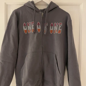 One of one zip hoodie storlek medium - Helt ny zip hoodie ifrån one of one med rhinestones där det står one of one och en fjäril på luvan.