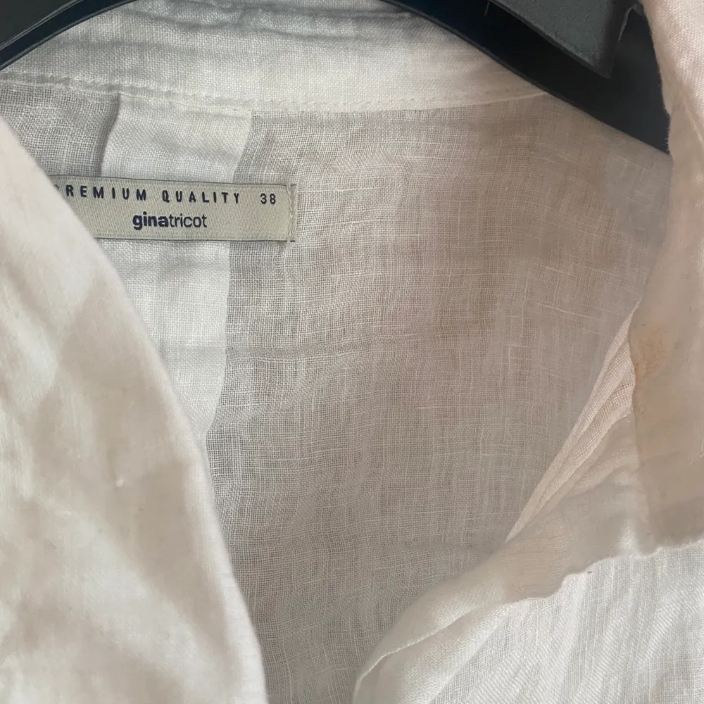 En mycket fin vit linneskjorta från Gina Tricot som är kortärmad. Köpt föra sommaren men blev aldrig till användning. Mycket fint linne och passar perfekt nu till sommaren. Köpte för 349 men säljer för 80 kr. Skulle säga att den passar för storlek 34. . Toppar.