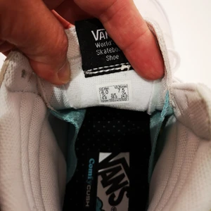 Höga Vans - Säljer ett par oanvända höga Vans som tyvärr var för små för mig. Nypris på Afound 469 kr. Finns i Ektorp, Nacka. Kan tas med till Vasastan på vardagar. Skickas också med Postnords spårbart. Köparen står för frakten. 