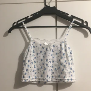 Linne - Linne jag beställde från Shein men som inte passade mig :/  Storleken är en M men mera som en XS och den kommer se ut som en BH om du har stora bröst. 