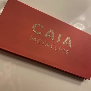 CAIA METALLICS - Säljer denna otroligt fina ögonskuggapaletten från CAIA. Legat vid mitt sminkbord bara då jag inte använder den, dock testat på någon färg  1 gång endast så den är i perfekt skick!
