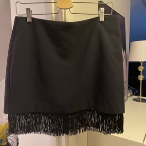 Kjol - Världens sötaste marinblåa kjol från H&M som tyvärr har blivit förliten för mig. Den är knappt använd och i nyskick. Budgivning om fler är intresserade💗💗