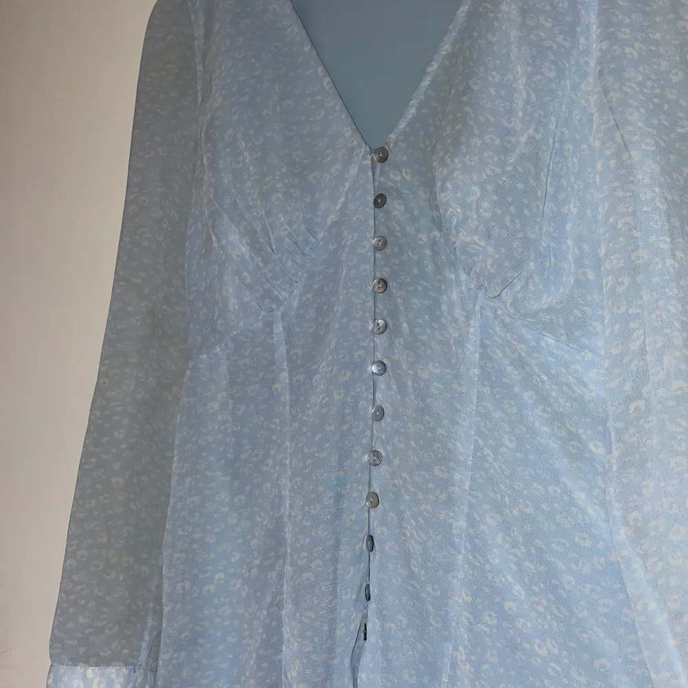 Adoore-liknande, ljusblå klänning från Vero Moda. Köpte den begagnad men kom aldrig till användning. . Klänningar.