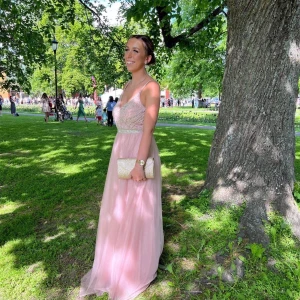 Balklänning - Säljer denna super fina klänning från bubbelroom,endast använd 1 gång. Nypris är 1890kr