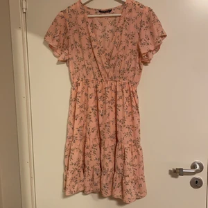 Rosa klänning - Rosa klänning med blommor, använd fåtal gånger men ingen lapp kvar. Nyskick! :)