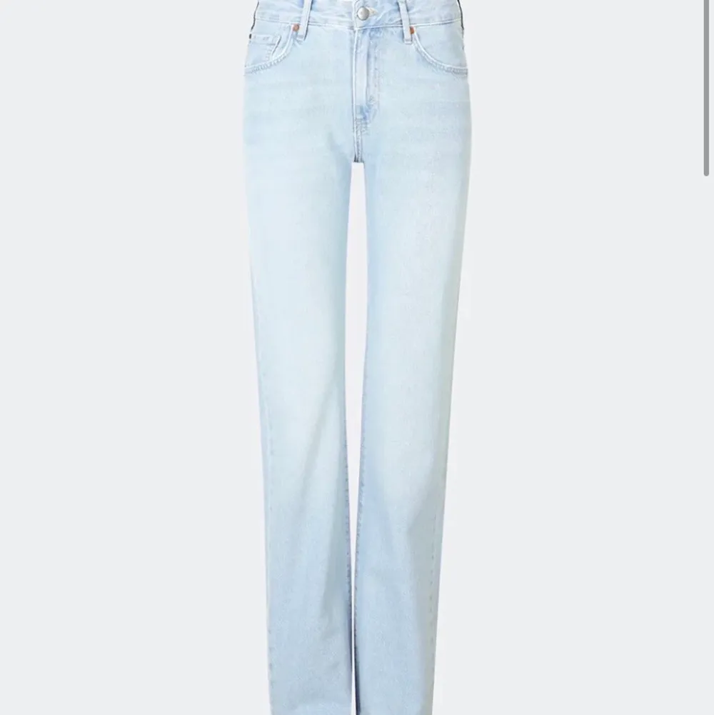 Säljer ett par mid/Low waist jeans från bikbok🤍Säljer pågrund av att dom är lite för små för mig, dom är i väldigt bra skick och använda mindre än 5 gånger. Jeans & Byxor.