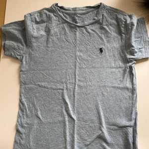 Ralph Lauren T-shirt stl 140 - Fint skick Rökfritt hem Finns katter och hundar i huset. 