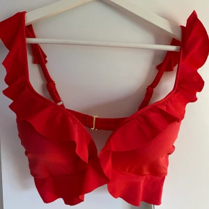 Bikiniöverdel - Helt ny bikinitopp från H&M i storlek 80C. Aldrig använd med lappen kvar, säljes pga att den var för liten.  