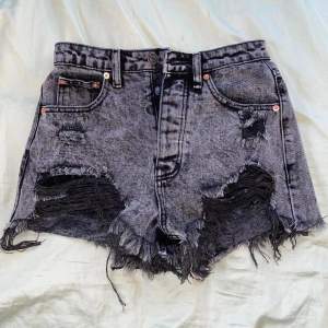 FashionNova ”Under Deconstruction Acid Wash Denim Shorts” i svart (mörkgrå). Aldrig blivit använda, helt nya! Ej stretchiga, storlek S