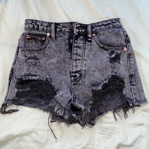 Acid Wash Jeansshorts mörkgrå S - FashionNova ”Under Deconstruction Acid Wash Denim Shorts” i svart (mörkgrå). Aldrig blivit använda, helt nya! Ej stretchiga, storlek S