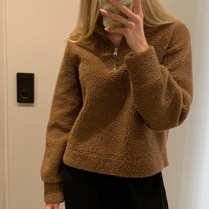 Teddytröja - Supergosig, rejäl teddytröja från Vero Moda💕💕 Säljer då den tyvärr aldrig kommit till användning. Köpt för 500kr
