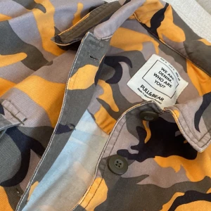 Jacka  - Använd 1 gång Kamouflage jacka från pull&bear i gott skick storlek s. Kort modell   Nypris 300  Säljer den för 200 