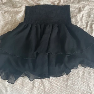 Volangkjol - En volangkjol från Bikbok! Köp för 50kr + frakt 🖤 Storlek Xs Den är väl använd så är inte i topp skick, någon tråd har gått upp lite här och var men de syns inte alls mycket, skriv för bilder på det🥰