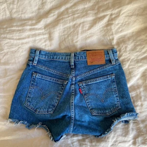 Levis shorts! - Säljer mina Levis shorts som är perfekt till sommarn! Jätte bra skick och inte mycket använda. Original priset var 600kr men säljer för 200kr💗 hör av dig för övriga frågor!