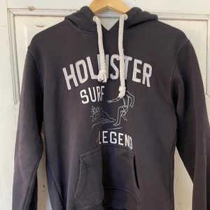 Hoodie - Mörkblå/Grå Hoodie från Hollister. Använd en del men är i väldigt bra skick.  Storlek: S Pris: 250 + frakt 
