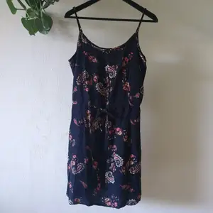 Vero Moda dress with adjustable straps and waistband, 100% viscose, used but in good condition