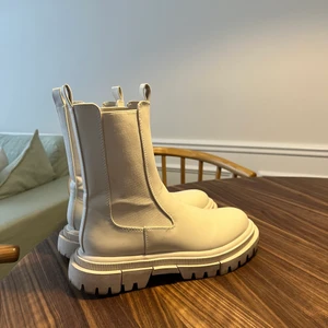 Beiga skor - Väldigt fina skor som passar till allt från byxor till klänning och kjol. Super fina på sommaren! 