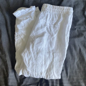 Linnebyxor  - Vita lågmidjade linnebyxor från hm. Köpta för länge sen men inga defekter och knappt genomskinliga. Strl 36, de är lite korta på mig som är 170 och går att knyta åt i midjan! KÖP DIREKT FÖR 200 INKL FRAKT SÅLDA 