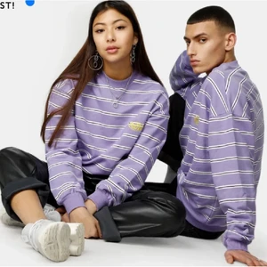 Randig Tröja Junkyard - Snygg sweatshirt från Junkyard💜 Den är i fint skick och säljs då den inte kommer till användning längre. Modellen är lite oversize då den är unisex. Nypris: 400 kr Köpare står för frakten💜💜