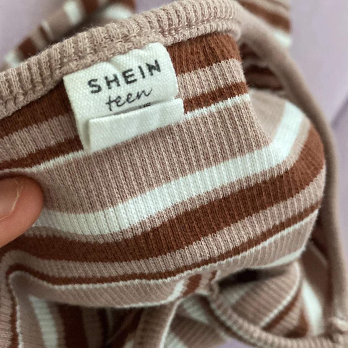 Randig brun/vit långärmad tröja  - 91