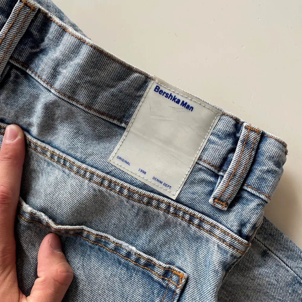 Denim jeans från Bershka. Använda 1 gång. Straight cut men inte vida.. Jeans & Byxor.