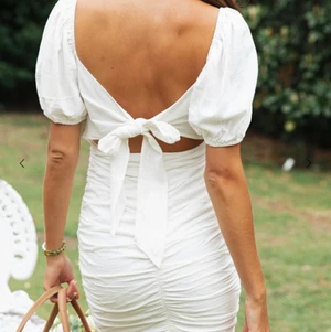 Dennis maglic klänning  - Säljer min vita Skolavslutningsklänning, använd endast 1 gång i några få timmar.  Köpte ny för 799 kr, stl S, priset kan diskuteras 