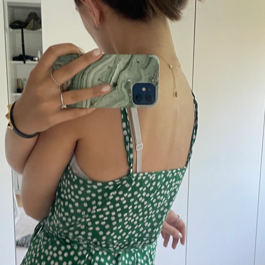 Somrig grön klänning med blommor - 91