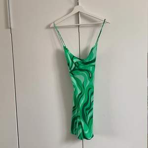 Grön klänning från Zara som bara är använd 1 gång. Får tyvärr ej på mig den efter att jag gått upp i vikt :/ Den är i storlek M och är i jätte bra skick! Gratis frakt!