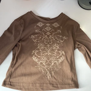 Långärmad tröja med tryck - Säljer den här jätte coola långärmade tröjan för att den inte kommer till användning. Aldrig använd och är i jättebra skick.💕