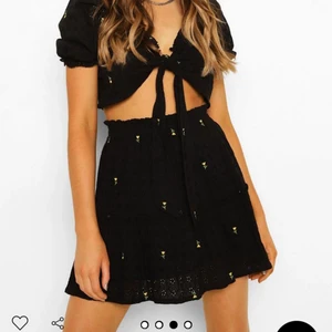 Set från Boohoo - Säljer detta superfina set från Boohoo💛☀️🌻 Nyskick, lappen är kvar. Storlek 38 men passar 36 också. 100kr plus frakt 66kr🌻