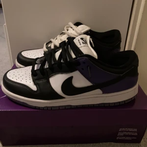 Nike sb dunk court purple  - Säljer ett par nike sb dunk court purple som är använda ett fåtal gånger. box och extra snören finns. Pris 1500kr eller bud.