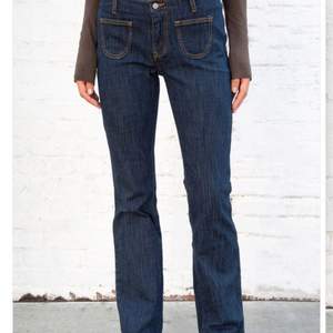 Säljer mina helt oanvända lågmidjade jeans från Brandy Melville. Säljer pga att de är för stora för mig😓 midjemåttet är ca 37 cm och längden 101cm 😊 storleken är S😊modellen heter Dakota denim jeans och säljs inte längre på eu-hemsidan.Kan skick fler bilde