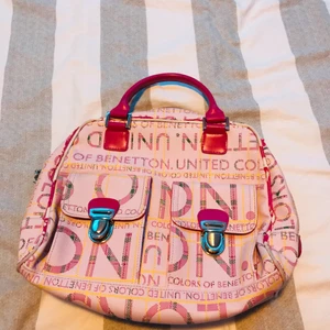 United colors of benetton bag - Vintage och 110% äkta United colors of Benetton bag i chick pink❤️ det lilla extra och pricken över i:et i för en Casual fit❤️ Pris kan diskuteras🥰