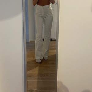 Vita raka jeans från zara. Sitter jättefint men inte min stil längre. Långa i modellen jag är 175cm. Använda en gång. 