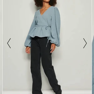 Säljer denna fina blus från NAKD. Storlek 36, 150kr! - Blå blus från NAKD Storlek 36 Helt ny för 150kr