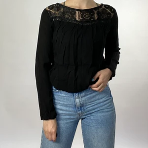 Svart tröja med spetts  - En sval tröja med spetts, gjort av bomull och polyester 