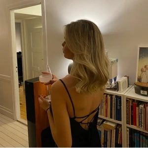 Sidenklänning - Säljer min svarta sidenklänning med öppen rygg, använd en gång 🌸 Storlek 38 - men liten i storlek. 