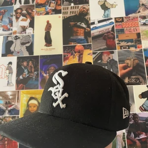 Fitted keps - Säljer min chicago white sox fitted keps.  Den är i nyskick, knappt använd då den är för liten för mig. Skriv vid intresse :)
