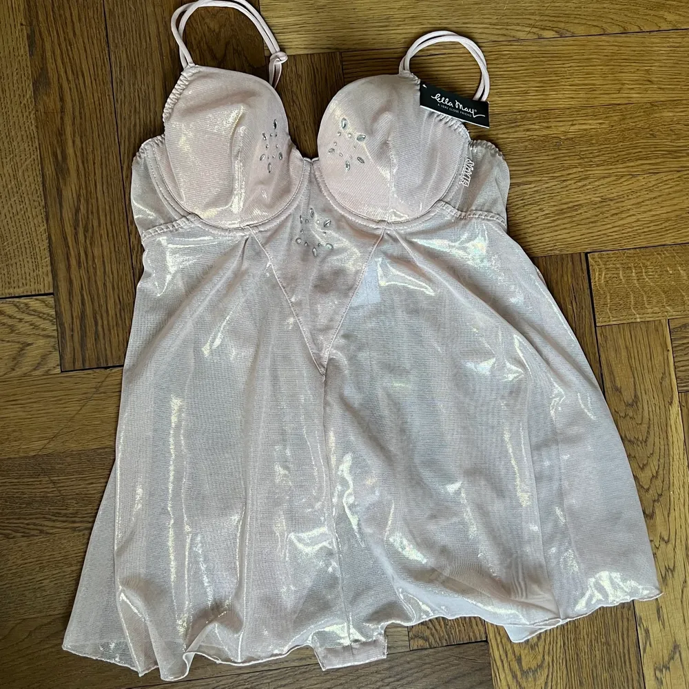 Oanvänd. y2k rosa lingerie topp/body från märket Ella May. storlek 75C (storlek S). möts upp i stockholm eller fraktar 🖤. Toppar.