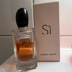 Parfym Si giorgio Armani 100ml - Giorgio Armani Sí 100 ml flaska, 65 ml kvar. Box medföljer. 500kr + frakt. Frakt tillkommer på 66kr spårbart med postnord, annars finns den att hämtas i Göteborg. 