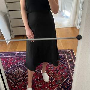 Säljer min långa svarta kjol i silkesmaterial då den inte kommer till användning. ✨ Passar både S och M. Köpare står för frakt