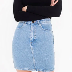 Jeanskjol från American Apparel  - Jättesnygg kjol från American Apparel. Storlek S, men den sitter tight så skulle snarare säga xs eller xxs. Mycket bra skick.   Köparen står för fraktkostnad. 