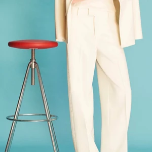 Kostymbyxor - Vita kostymbyxor från zara i en mer maskulin passform. Helt oanvända med prislapp kvar. SVINSNYGGA förövrigt. Sitter löst ock skönt, typ lågmidjade