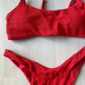 Bikini röd - Röd bikini (B/C kupa) från SHEIN. Säljer pga kommer aldrig till användning. Bikinin är aldrig använd 💘