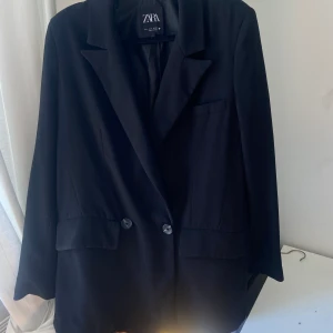 Svart kavaj - Svart kavaj från Zara, oversized, lite längre modell som går över halva rumpan på mig som är 173 cm lång. Avslappnat material, axelvaddar, mer år here modell och rak. Använd några gånger, passar XS-M