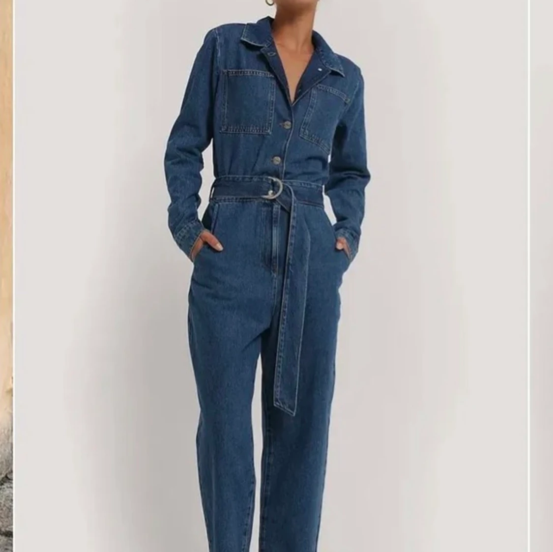 Jumpsuit i denim med knyt i midja  - 91