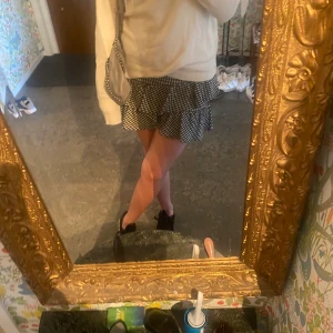 Rutig kjol - Jätte söt rutig, volang kjol från les coyotes des Paris, som funkar både till sommaren och till vintern. Är i barnstorlek men passar mig som brukar ha S